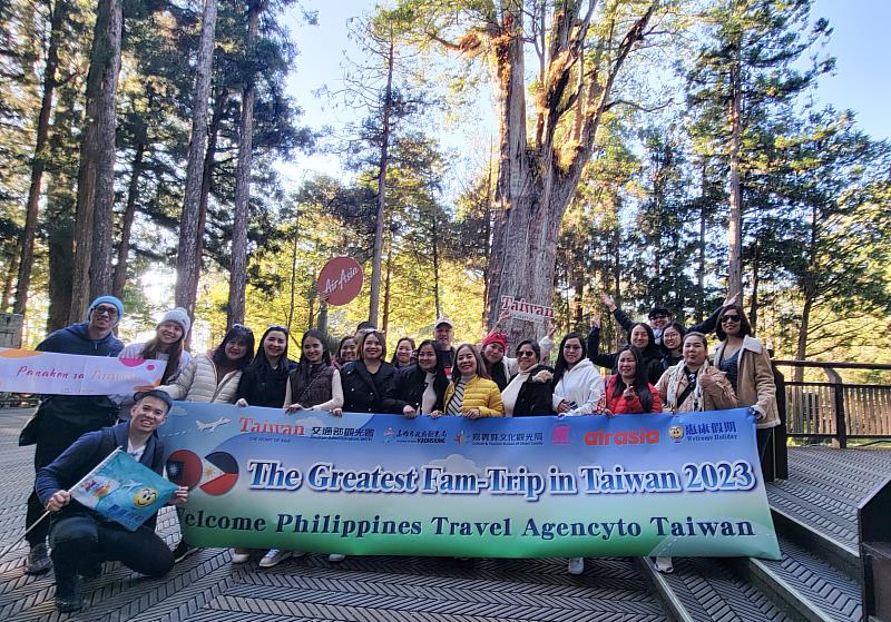 Chiayi County encourages Filipino travel agents to visit Alishan in an effort to draw in Filipino visitors.  Photo provided by Chiayi County Government